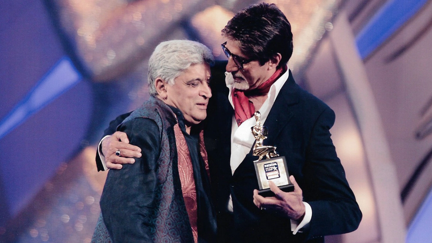 Amitabh Bachchan hugged Javed Akhtar Amitabh and Abhishek were seen together.