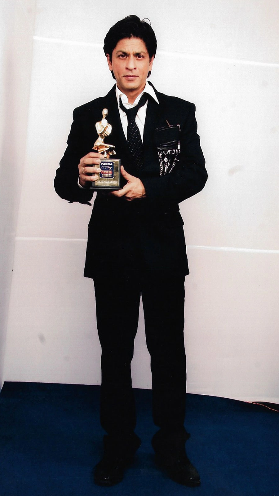 Shah Rukh Khan posed with his Screen Award in the year 2010