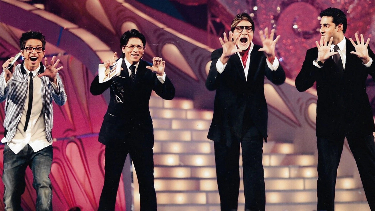 When Abhishek and Amitabh Bachchan taught Paa hookstep to Shah Rukh Khan and Shahid Kapoor